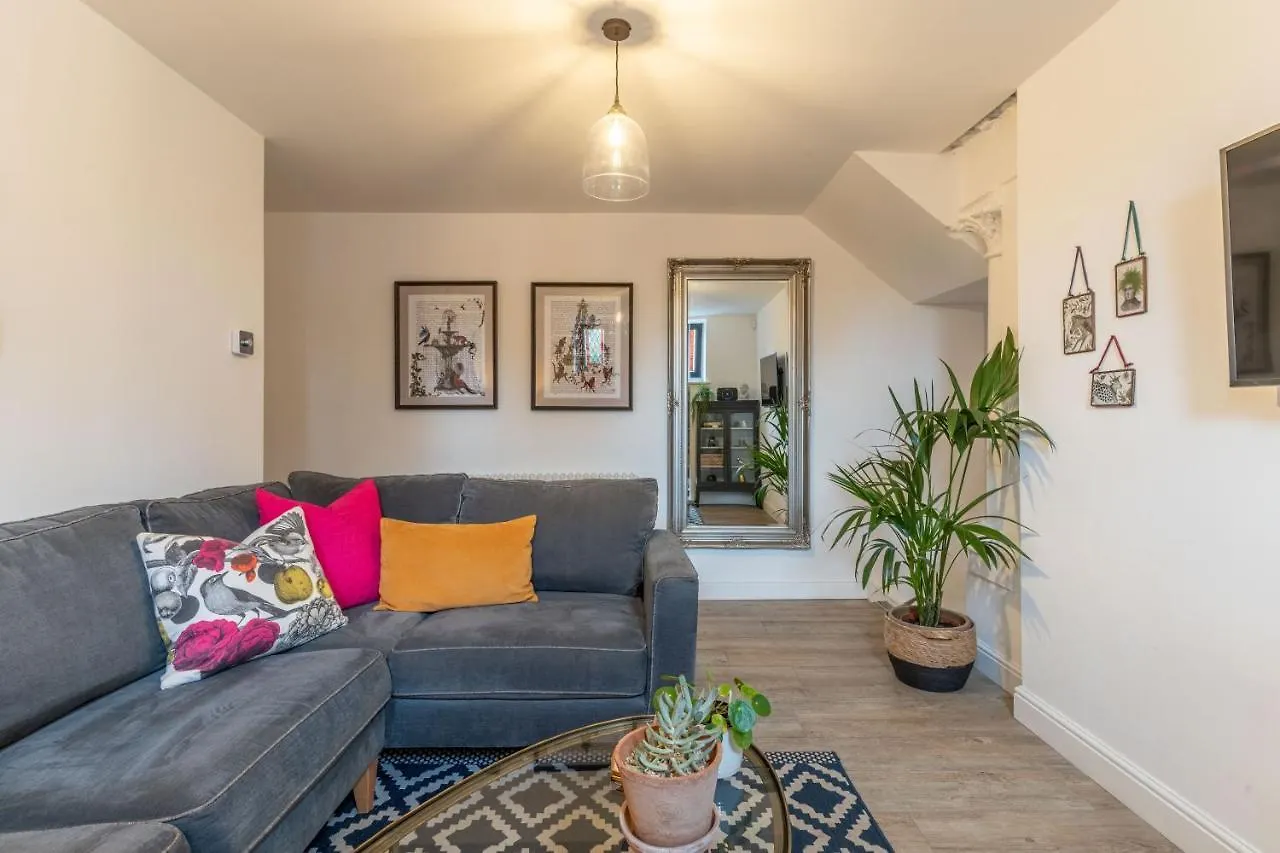 Luxury Chapel Apartment Within City Walls チェスター