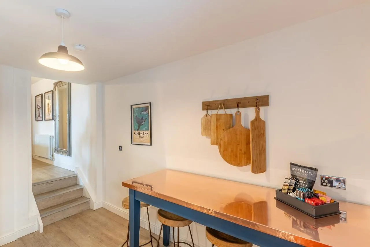 Luxury Chapel Apartment Within City Walls チェスター